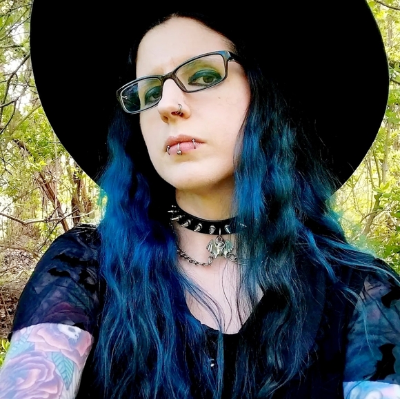 🦇 Meet your Posher, Laurie 🦇 - Picture 5 of 13